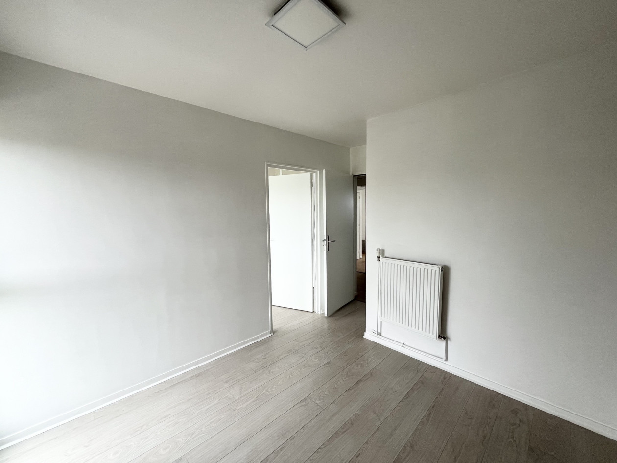 GRADIGNAN CENTRE DANS PÔLE DE SANTÉ LOCAL PROFESSIONNEL CLIMATISÉ 77 M²