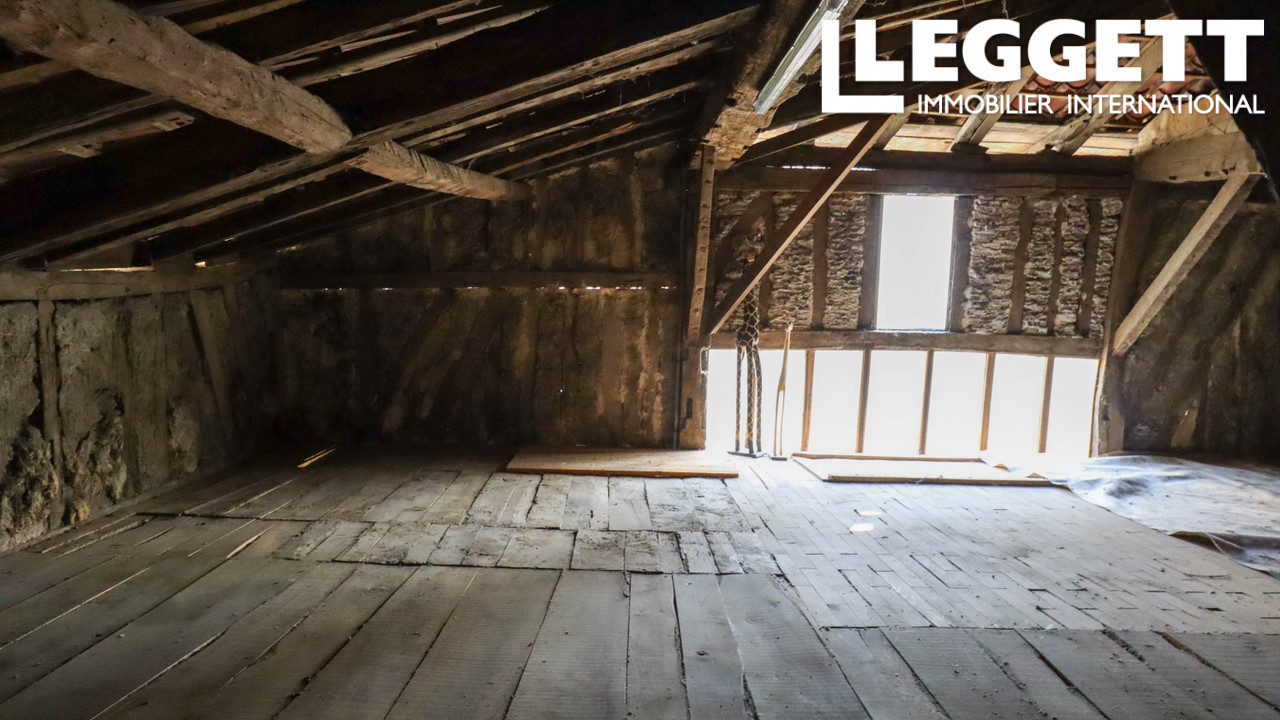 Ancien bâtiment actuellement utilisé come entrepot et  garage - pourrait être rénové