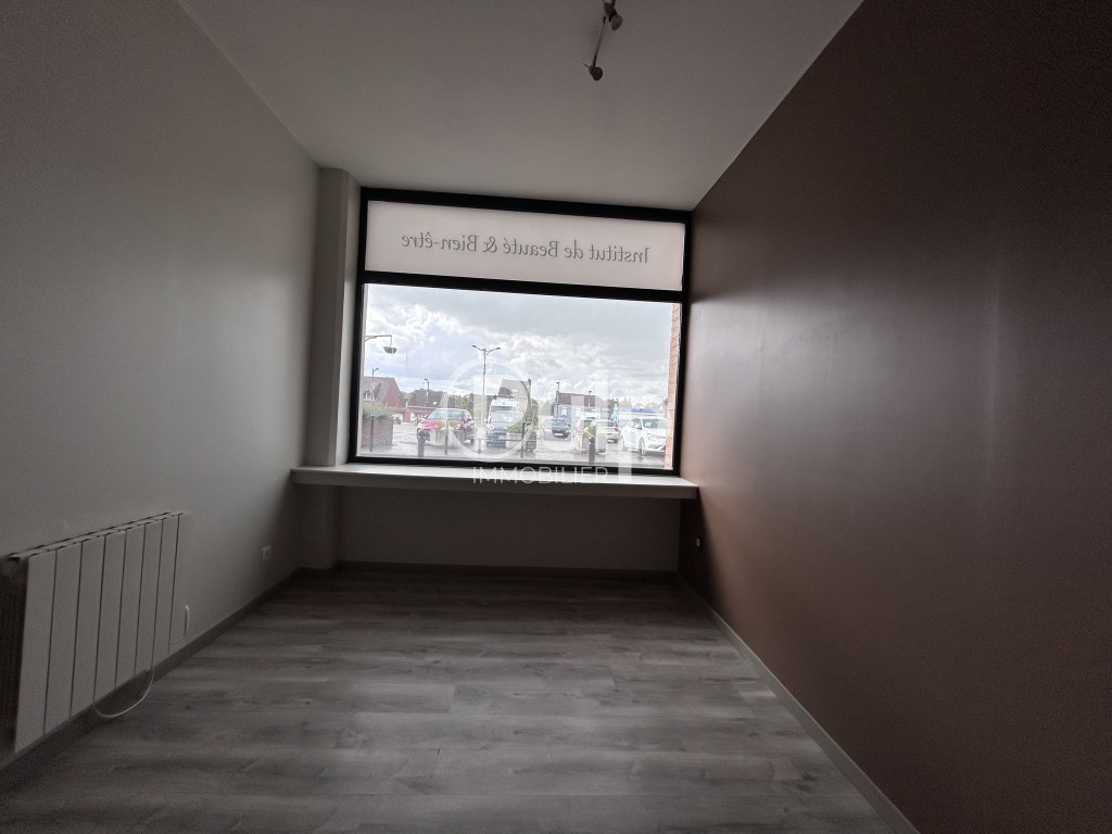 À LOUER - LOCAL COMMERCIAL / PROFESSIONNEL D'ENVIRON 85 m²