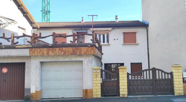 Maison sur deux niveaux avec garage et dépendances