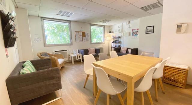 Locaux à louer de 220m² divisibles par bureau. Accès PMR - ERP 5 -Spécialisés pour des professions médicales. Location au bureau. Immeuble récent de bureaux, plateau entièrement cloisonné jusqu'à 11 bureaux avec leur point d'eau privatif