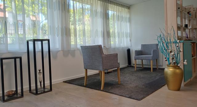 Rueil-malmaison triangle d’or – local professionnel indépendant 42 m² avec jardinet et parking – RDC PMR