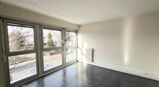 GRADIGNAN CENTRE DANS PÔLE DE SANTÉ LOCAL PROFESSIONNEL CLIMATISÉ 98 M² AVEC TERRASSE