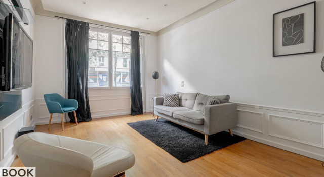 PROCHE TOUR EIFFEL / CHAMP-DE-MARS — Local RDC 65 m², idéal profession libérale