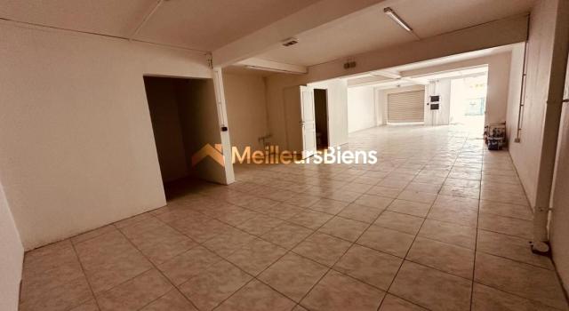 A LOUER GRAND LOCAL DE 106 M² RDC DANS IMMEUBLE AU LAMENTIN