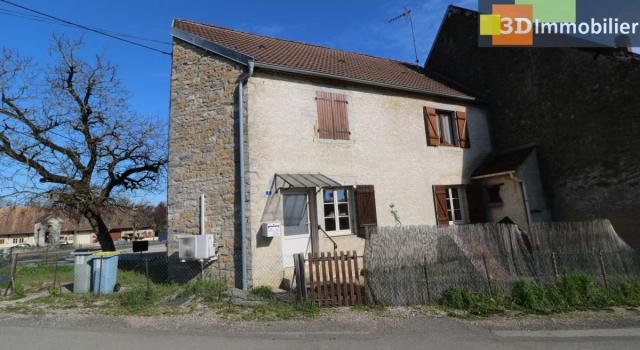 Vends petit immeuble en pierres, bon état avec 2 appartements de 56 et 58m² avec cave, petite cour au centre de Mont sous Vaudrey