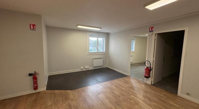 2x Bureaux 14 m² + salle polyvalente 27 m² + salle d'attente commune 30 m²