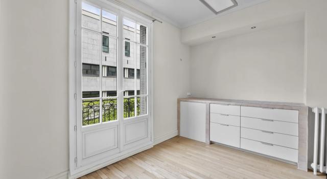 Mairie de Vincennes. Charmant local professionnel à louer de 49 m2 au 2ème étage
