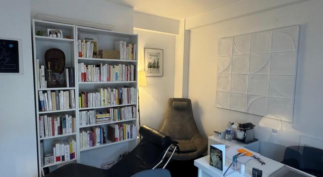 Loue bureau plein temps dans cabinet partagé - plein centre Versailless