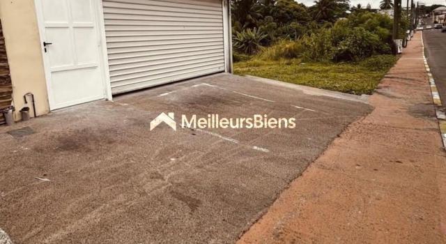 A LOUER GRAND LOCAL DE 106 M² RDC DANS IMMEUBLE AU LAMENTIN