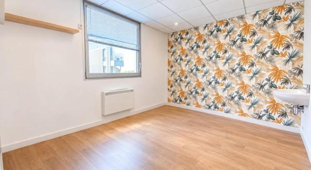 Locaux à louer divisibles par bureau. Accès PMR et ERP 5 spécialisés pour des professions médicales. Location au bureau. Plateau entièrement cloisonné jusqu'à 11 bureaux avec leur point d'eau privatif