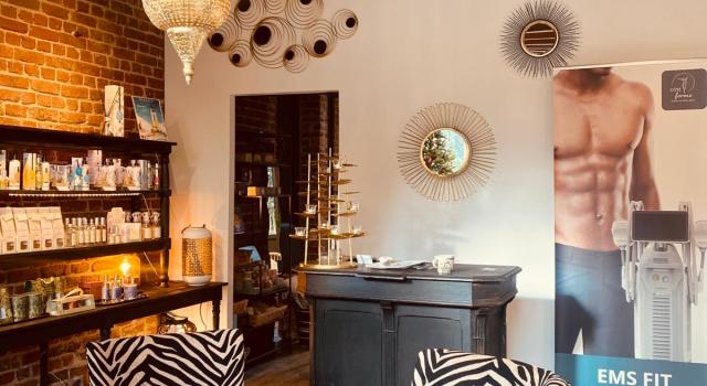 Local avec salle de soins aménag, salle d'attente et espace de vente