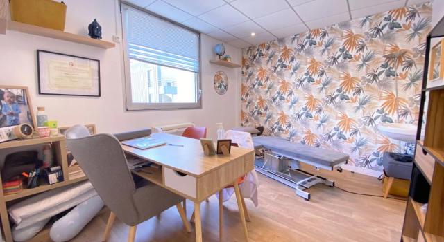 Locaux à louer de 220m² divisibles par bureau. Accès PMR - ERP 5 -Spécialisés pour des professions médicales. Location au bureau. Immeuble récent de bureaux, plateau entièrement cloisonné jusqu'à 11 bureaux avec leur point d'eau privatif