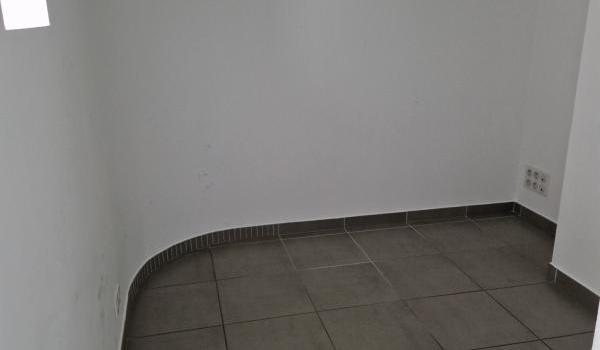 Local professionnel de 50.90 m2  LOYER 900EUR HC