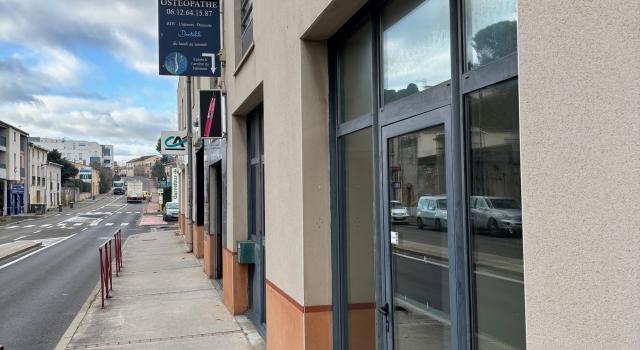 Local divisé en deux, loué idéal investisseur