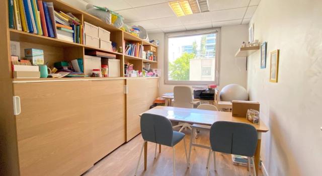 Locaux à louer de 220m² divisibles par bureau. Accès PMR - ERP 5 -Spécialisés pour des professions médicales. Location au bureau. Immeuble récent de bureaux, plateau entièrement cloisonné jusqu'à 11 bureaux avec leur point d'eau privatif