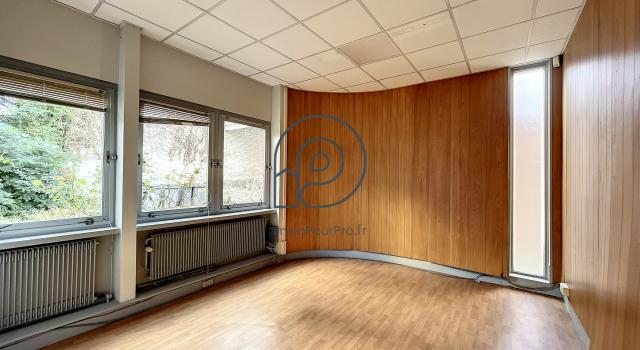 Rdc pour profession libérale : 2 lots de 136 m2 et 163 m2