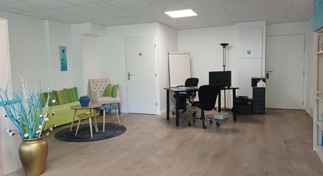 Rueil-malmaison triangle d’or – local professionnel indépendant 42 m² avec jardinet et parking – RDC PMR