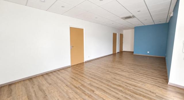 A PAREMPUYRE - Local de 81 m² avec parkings