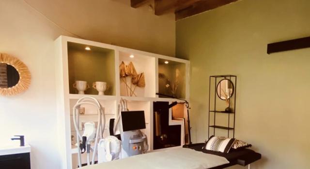 Local avec salle de soins aménag, salle d'attente et espace de vente