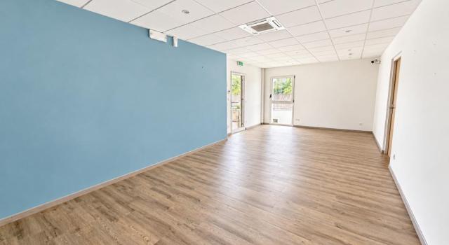 A PAREMPUYRE - Local de 81 m² avec parkings