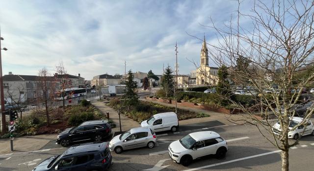 GRADIGNAN CENTRE DANS PÔLE DE SANTÉ LOCAL PROFESSIONNEL CLIMATISÉ 77 M²