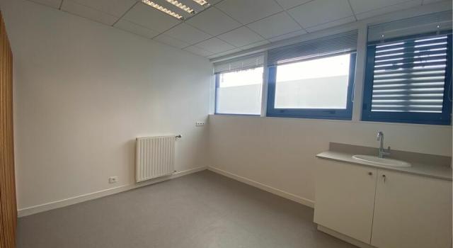 LOCAL PROFESSIONNEL / BUREAUX A LOUER