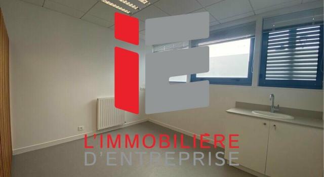 LOCAL PROFESSIONNEL / BUREAUX A LOUER