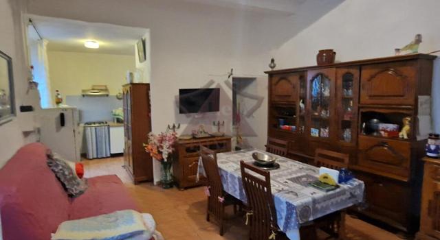 Immeuble avec 2 appartements loués et garages