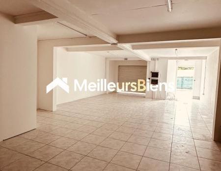 A LOUER GRAND LOCAL DE 106 M² RDC DANS IMMEUBLE AU LAMENTIN