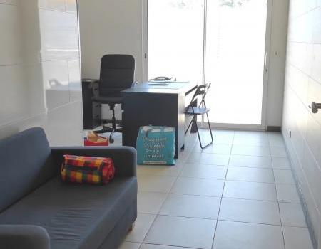 LOCAL AVEC SALLE D ATTENTE PARTAGEE