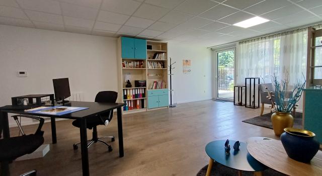 Rueil-malmaison triangle d’or – local professionnel indépendant 42 m² avec jardinet et parking – RDC PMR