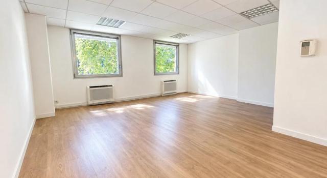 Locaux à louer divisibles par bureau. Accès PMR et ERP 5 spécialisés pour des professions médicales. Location au bureau. Plateau entièrement cloisonné jusqu'à 11 bureaux avec leur point d'eau privatif