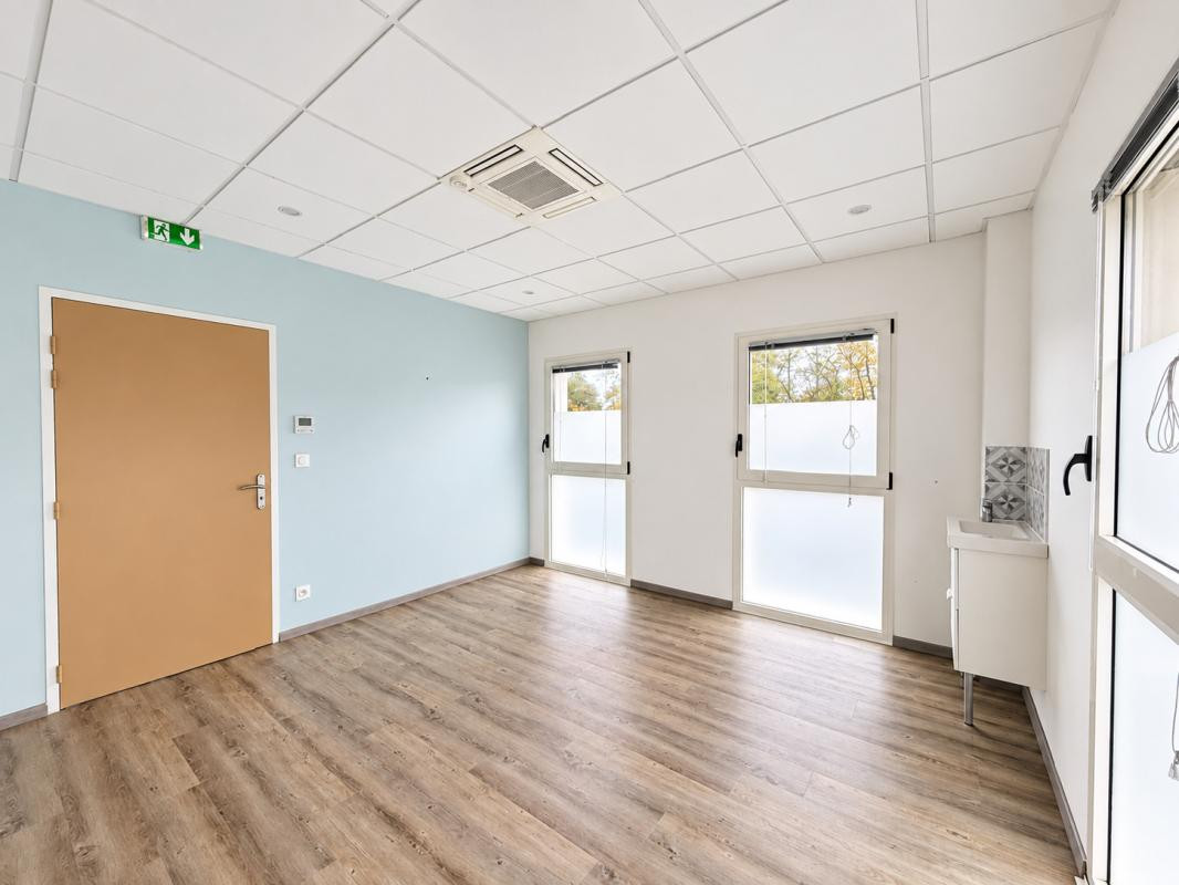 A PAREMPUYRE - Local de 81 m² avec parkings