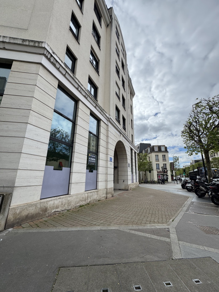 LOCAL PROFESSIONNEL — en excellant état