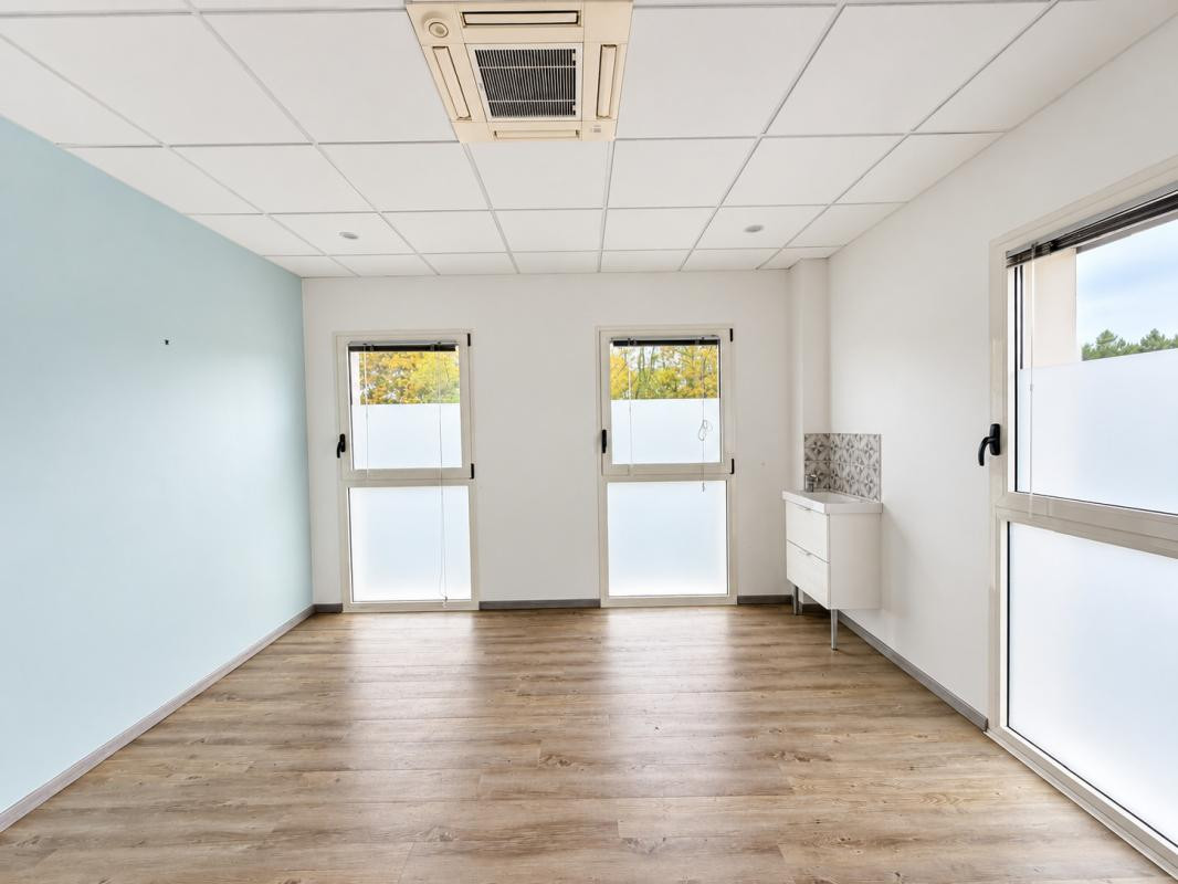 A PAREMPUYRE - Local de 81 m² avec parkings