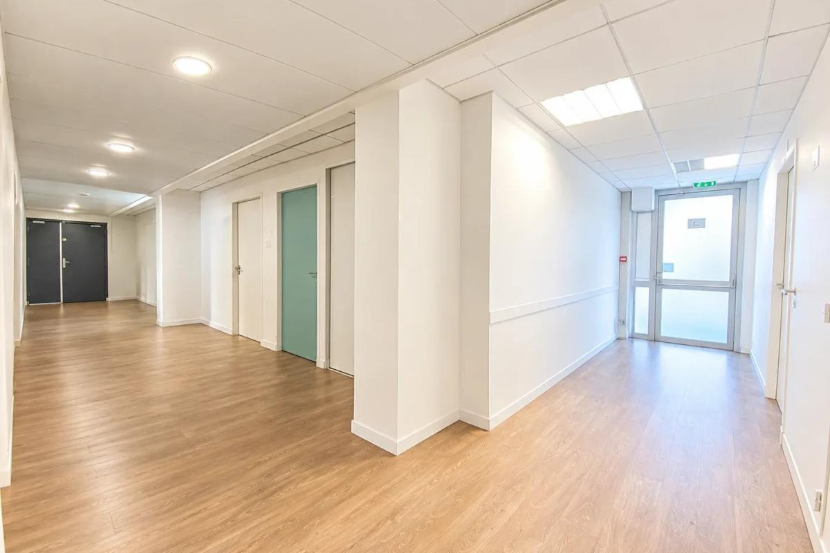 Locaux à louer divisibles par bureau. Accès PMR et ERP 5 spécialisés pour des professions médicales. Location au bureau. Plateau entièrement cloisonné jusqu'à 11 bureaux avec leur point d'eau privatif