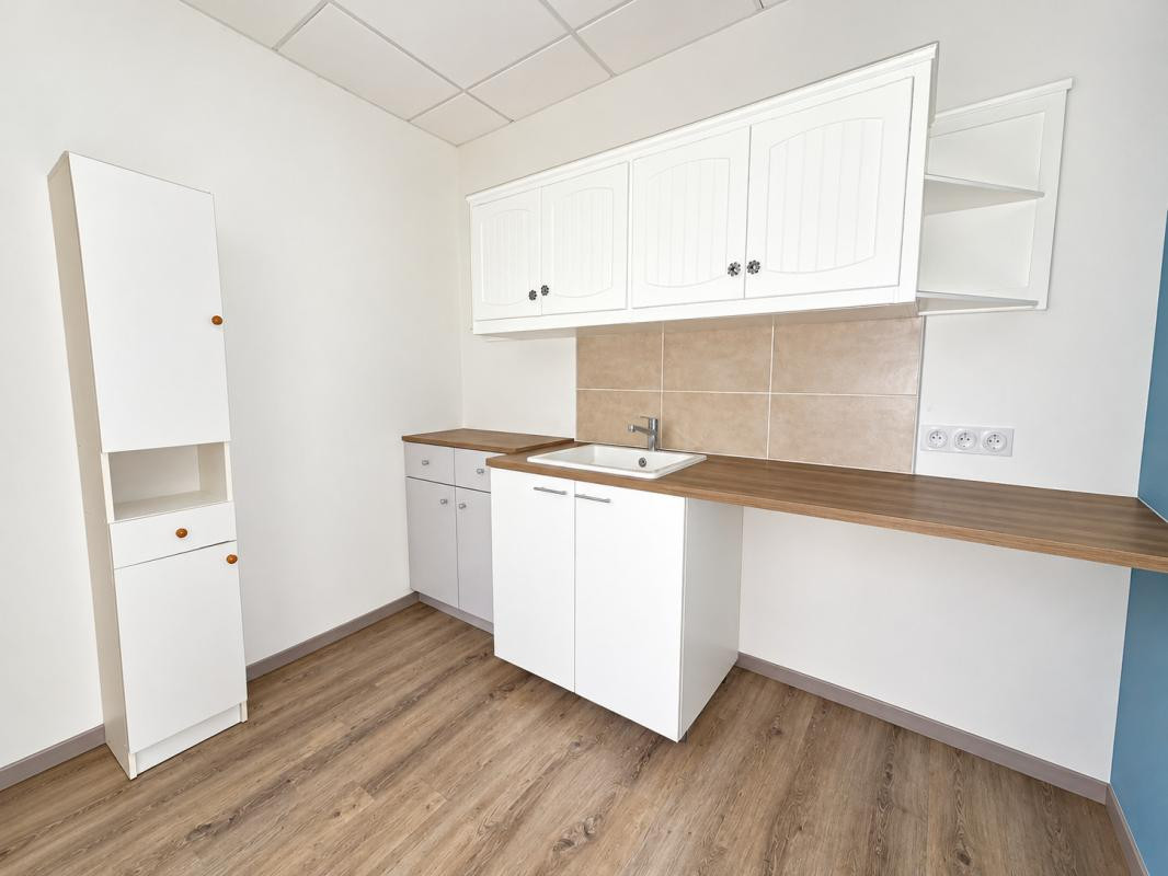 A PAREMPUYRE - Local de 81 m² avec parkings