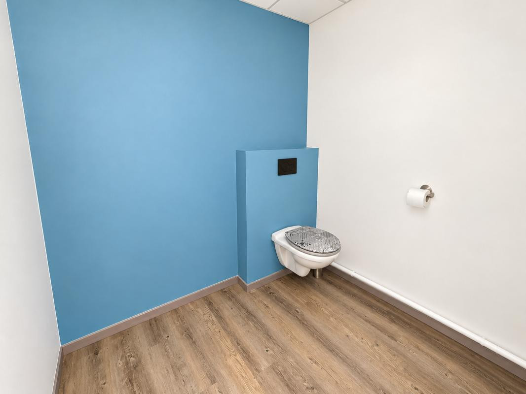 A PAREMPUYRE - Local de 81 m² avec parkings