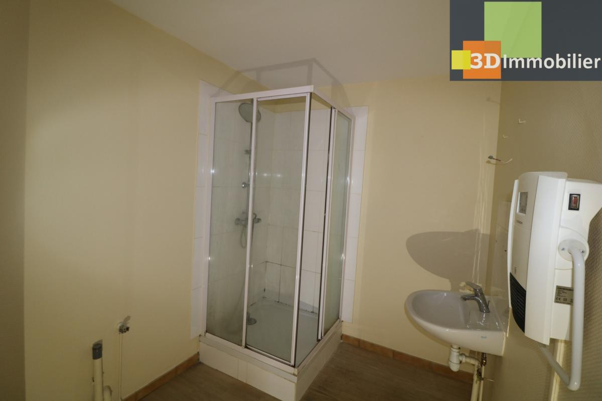 Vends petit immeuble en pierres, bon état avec 2 appartements de 56 et 58m² avec cave, petite cour au centre de Mont sous Vaudrey