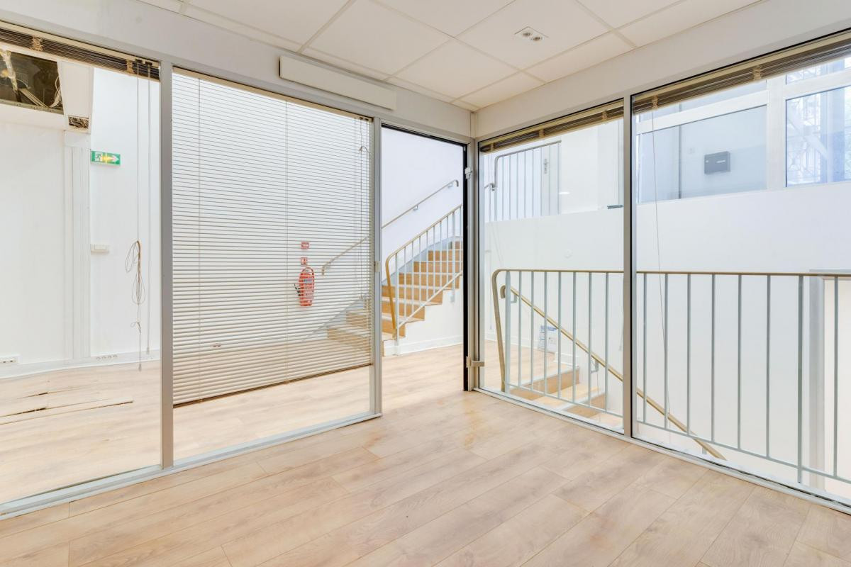 A vendre Local commercial idéalement situé , Paris 9 refait à neuf