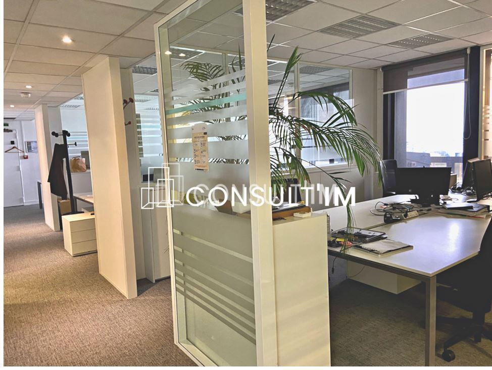 Dans un complexe immobilier de bureaux au pied de l'A13 et du Pont de St Cloud