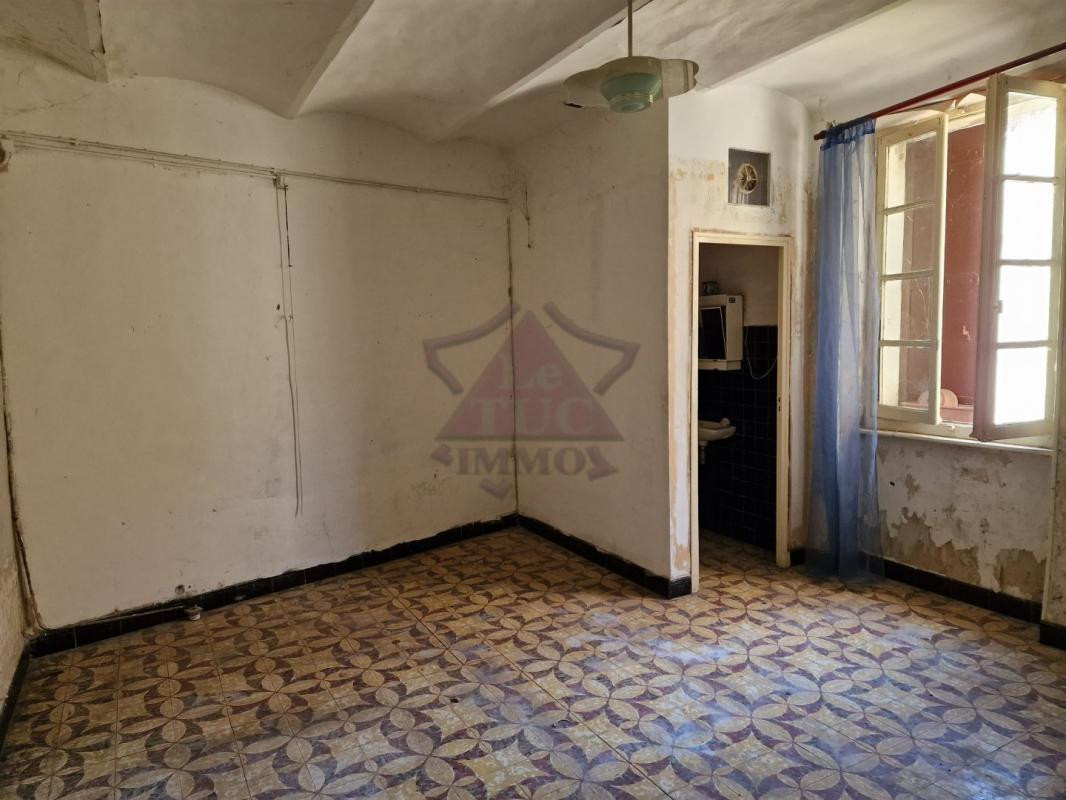 Maison de village à rénover avec terrain attenant
