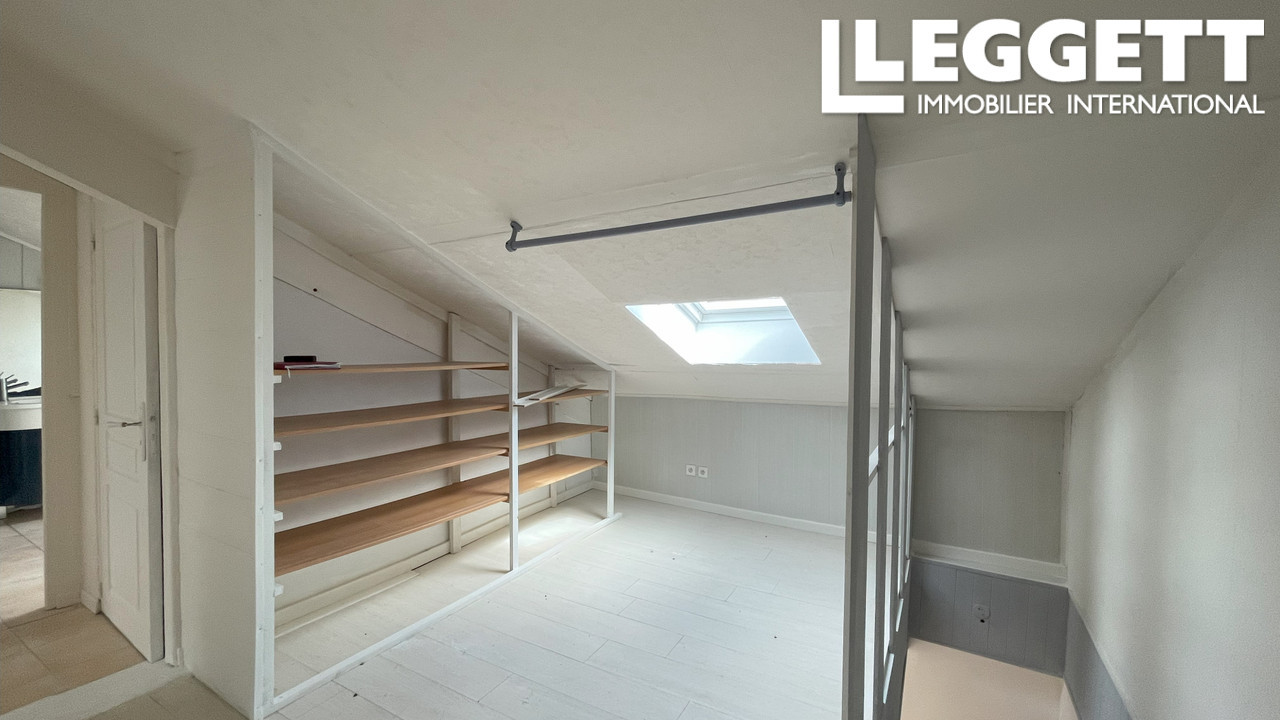Un immeuble avec 3 grands appartements avec la vue sur les Pyrénées, un grand garage et terrain de 2811m2