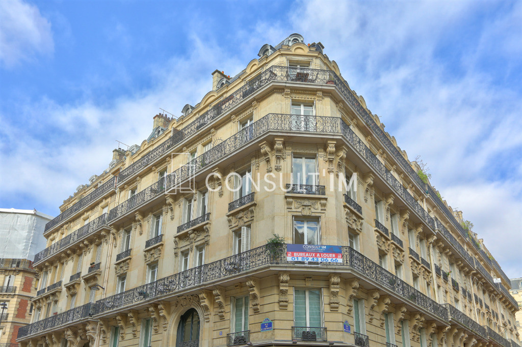 Au coeur du Triangle d'Or, bureaux en très bon état avec parquet moulures et cheminées