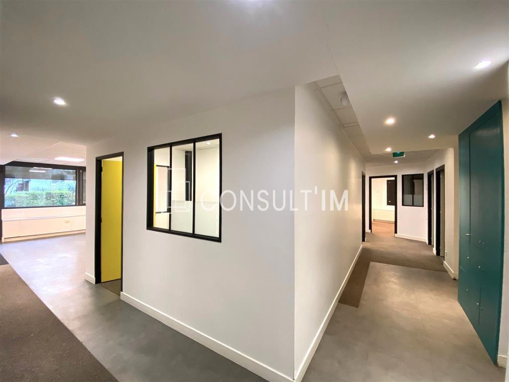 Au métro Exelmans, 277m² de bureaux en rez-de-chaussée donnant sur rue en location