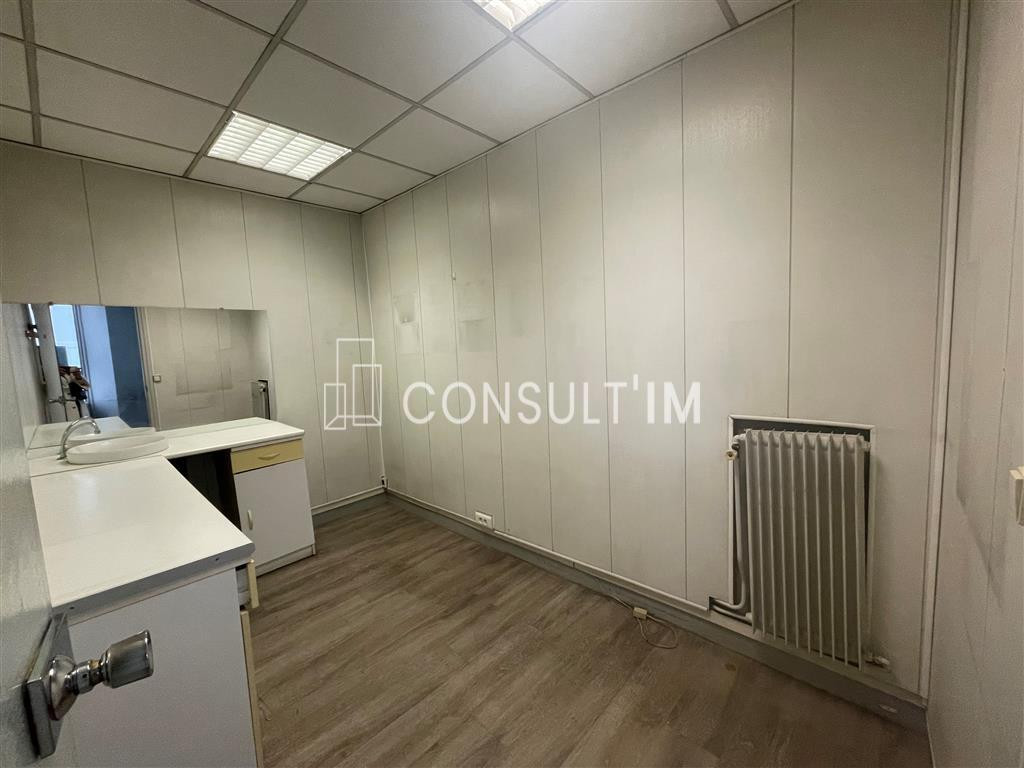 Surface lumineuse en rdc avec linéaire de vitrine