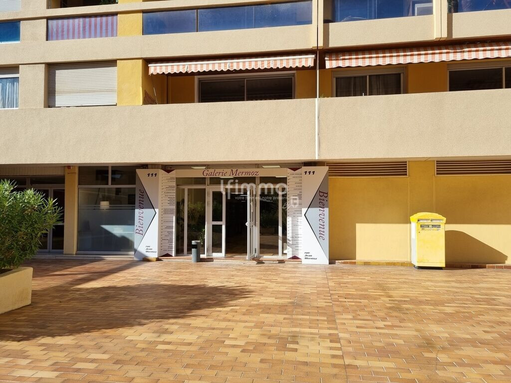 Local bureau 77m2 - Jean Mermoz 13008