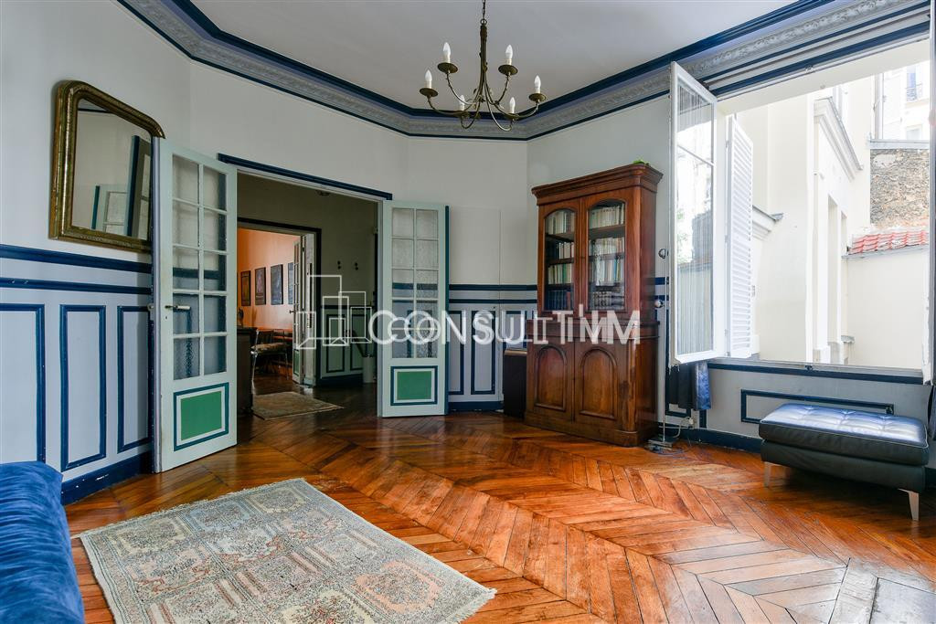 A vendre T2 avec parquet, moulures et cheminées