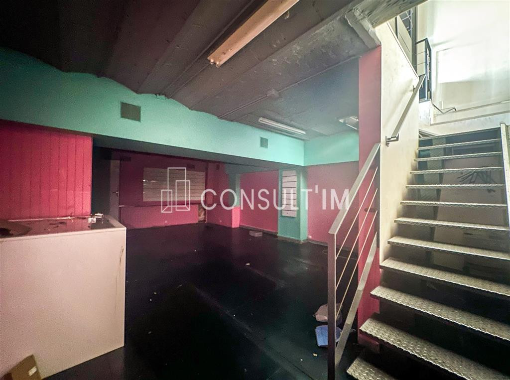 Boutique en location pure avec un très beau linéaire de vitrine